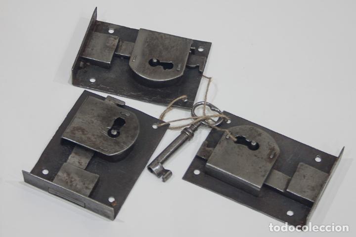 Antig&uuml;edades: 3 CERRADURAS ISABELINAS PARA COMODA. - Foto 1