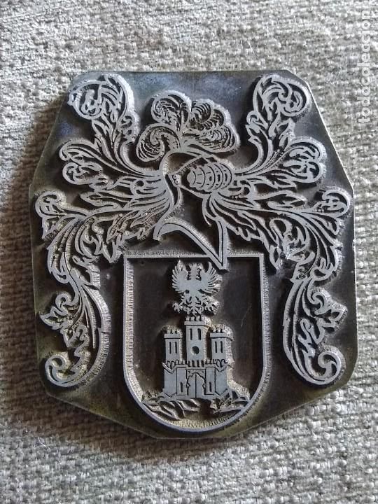 Antig&uuml;edades: Escudo her&aacute;ldico plancha - Foto 1
