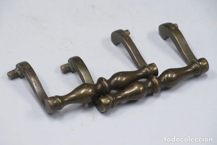 Antig&uuml;edades: PAREJA DE TIRADORES DE BRONCE - Foto 1