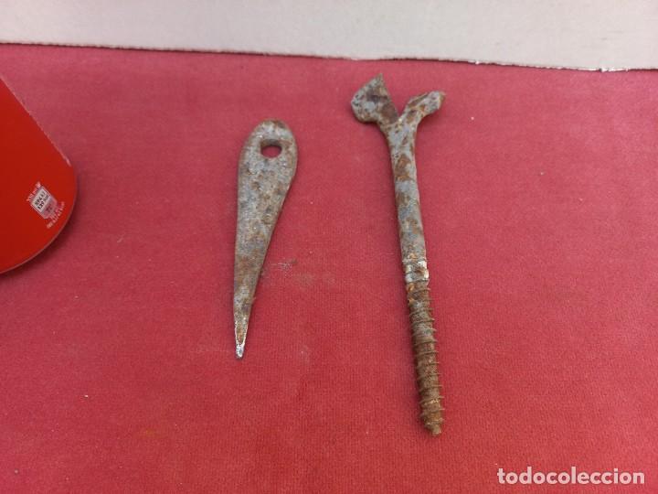 Antig&uuml;edades: dos tornillos de hierro antiguos - anclaje pared - Foto 1