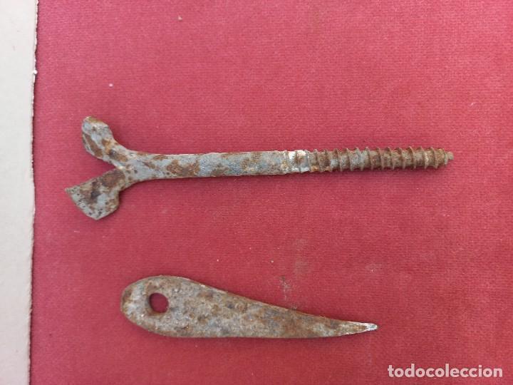 Antig&uuml;edades: dos tornillos de hierro antiguos - anclaje pared - Foto 2