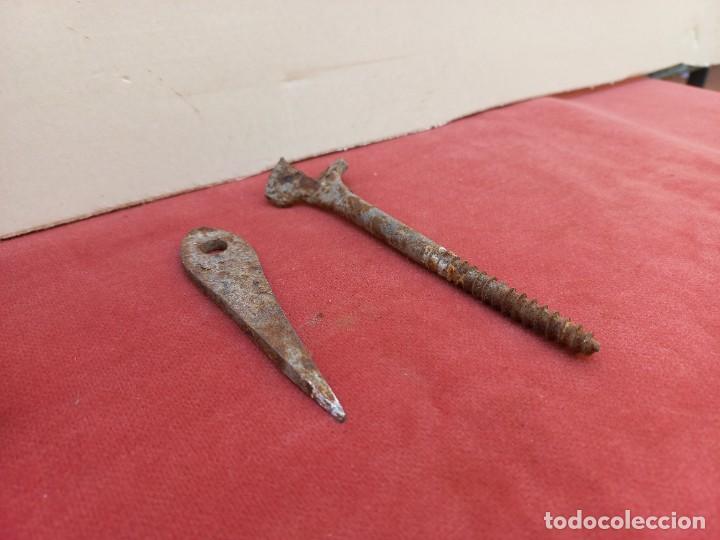 Antig&uuml;edades: dos tornillos de hierro antiguos - anclaje pared - Foto 3