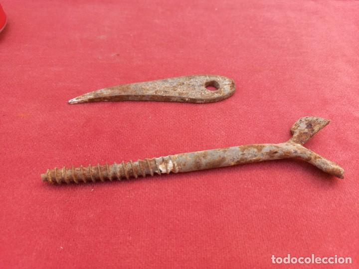 Antig&uuml;edades: dos tornillos de hierro antiguos - anclaje pared - Foto 5