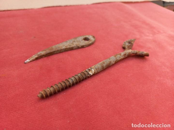 Antig&uuml;edades: dos tornillos de hierro antiguos - anclaje pared - Foto 6