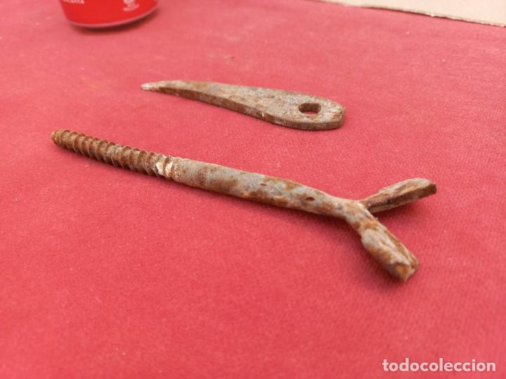 Antig&uuml;edades: dos tornillos de hierro antiguos - anclaje pared - Foto 7