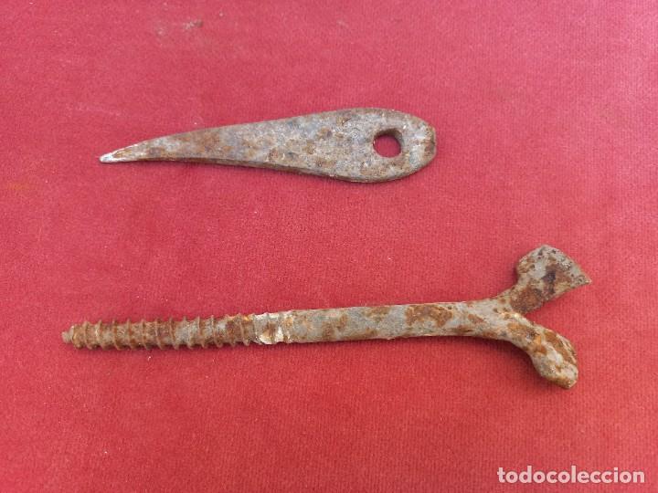 Antig&uuml;edades: dos tornillos de hierro antiguos - anclaje pared - Foto 8