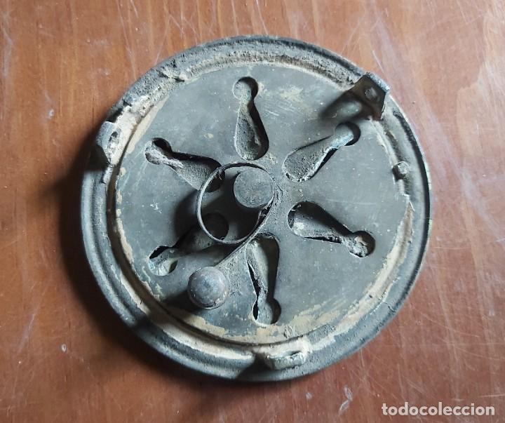 Antig&uuml;edades: Mirilla de bronce de 11 cm - Foto 2