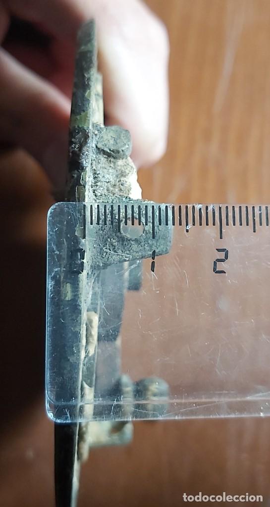Antig&uuml;edades: Mirilla de bronce de 11 cm - Foto 3