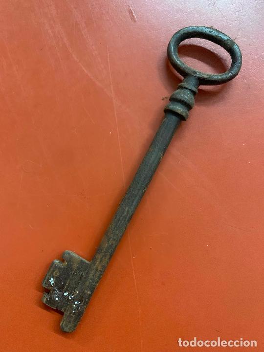 Antig&uuml;edades: Antigua LLAVE DE FORJA. Mide unos 12 cms de largo - Foto 1
