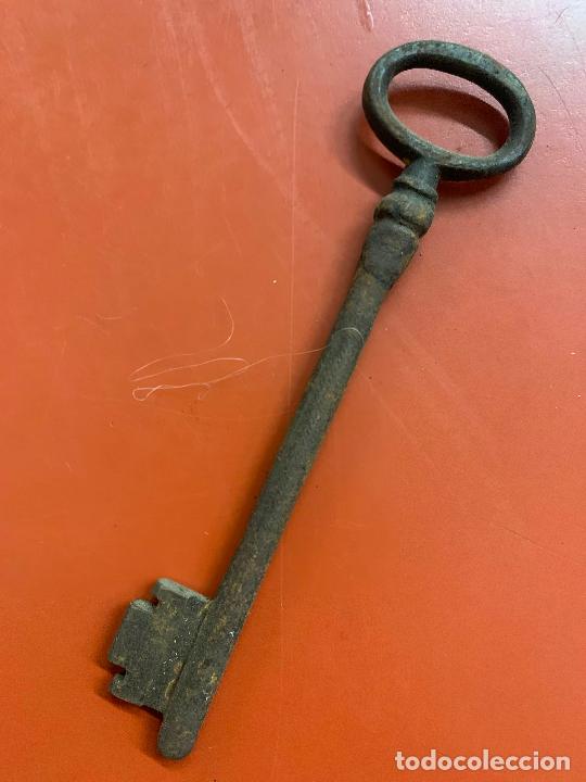 Antig&uuml;edades: Antigua LLAVE DE FORJA. Mide unos 12 cms de largo - Foto 1