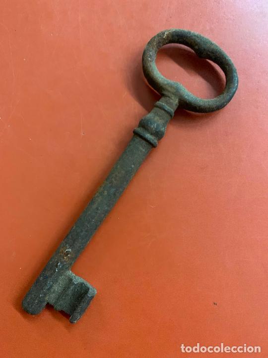 Antig&uuml;edades: Antigua LLAVE DE FORJA. Mide unos 10 cms de largo - Foto 1