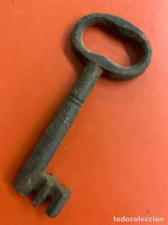 Antig&uuml;edades: Antigua LLAVE DE FORJA. Mide unos 7,5 cms de largo - Foto 1