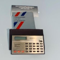 Antigüedades: CALCULADORA MINI CARD EC 821A. HENSONIC. LCD POCKET. CAJA, FUNDA ANTE, MANUAL. HONG KONG. ‘70/‘80S.. Lote 334279323