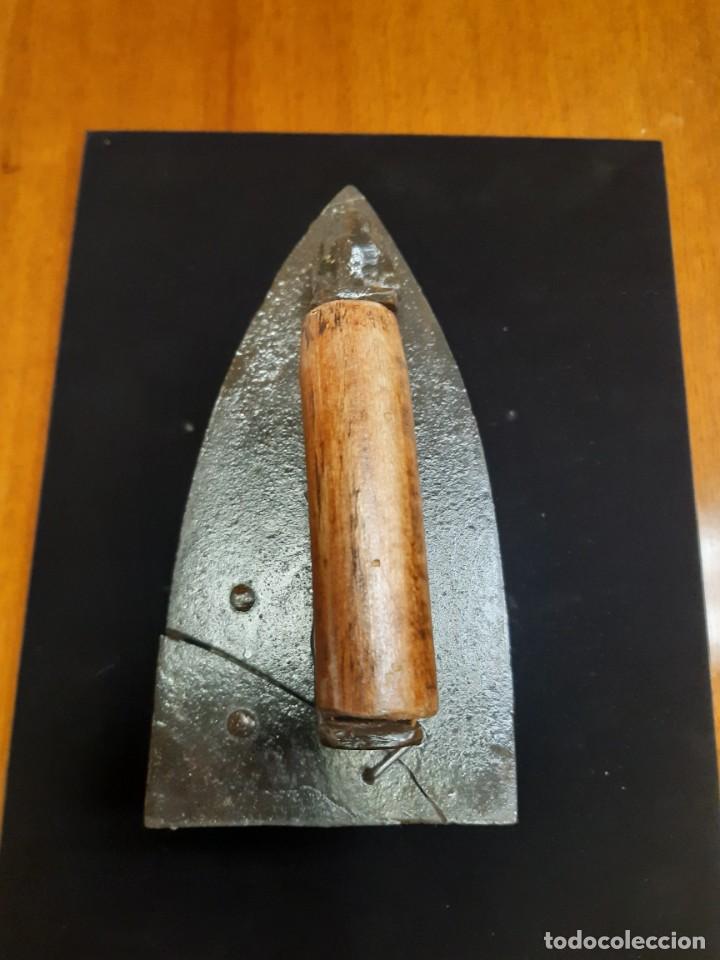 Antig&uuml;edades: PLANCHA DE HIERRO DE CARBON - Foto 2