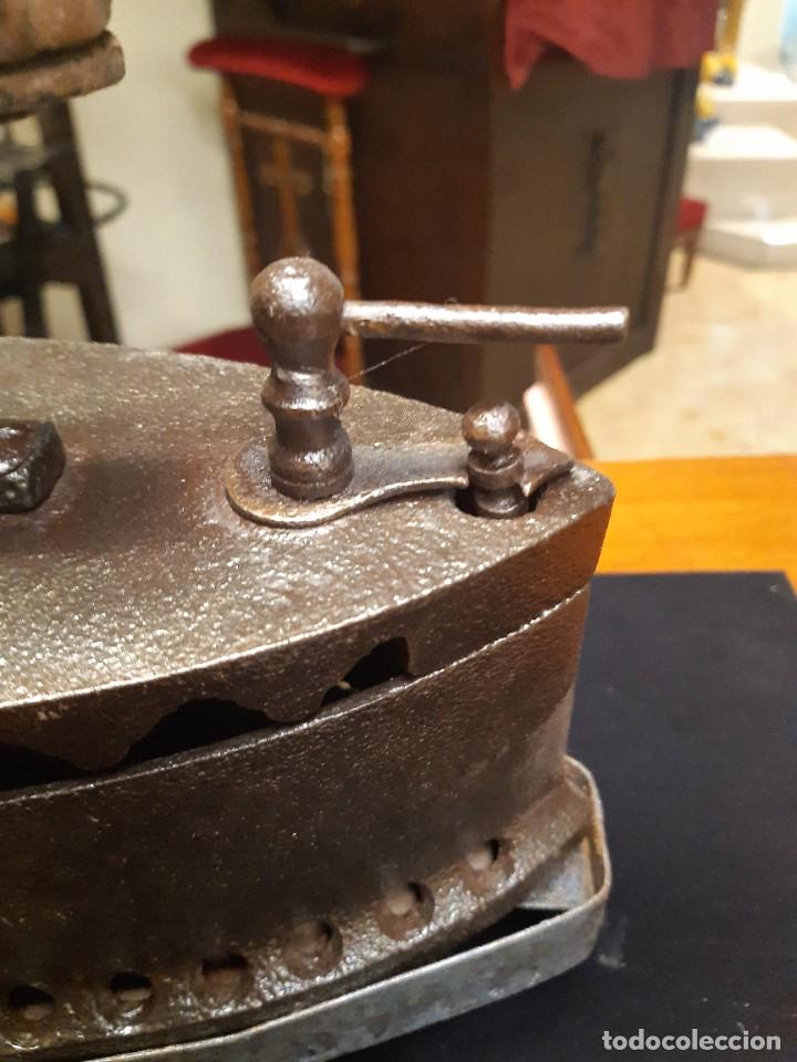 Antig&uuml;edades: PLANCHA DE HIERRO DE CARBON - Foto 3