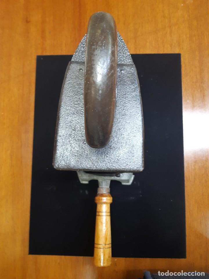 Antig&uuml;edades: PLANCHA DE HIERRO DE CARBON - Foto 2