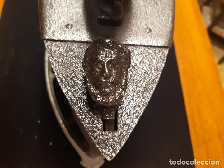 Antig&uuml;edades: PLANCHA DE HIERRO DE CARBON - Foto 3