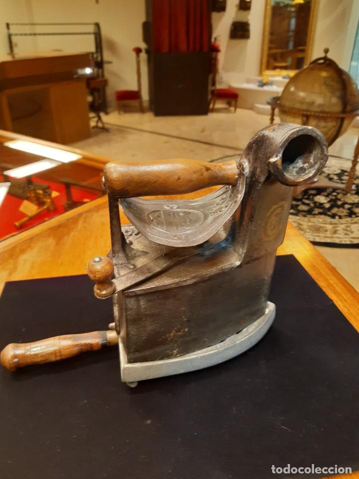 Antig&uuml;edades: PLANCHA DE CHIMENEA EN HIERRO DE CARBON - Foto 1
