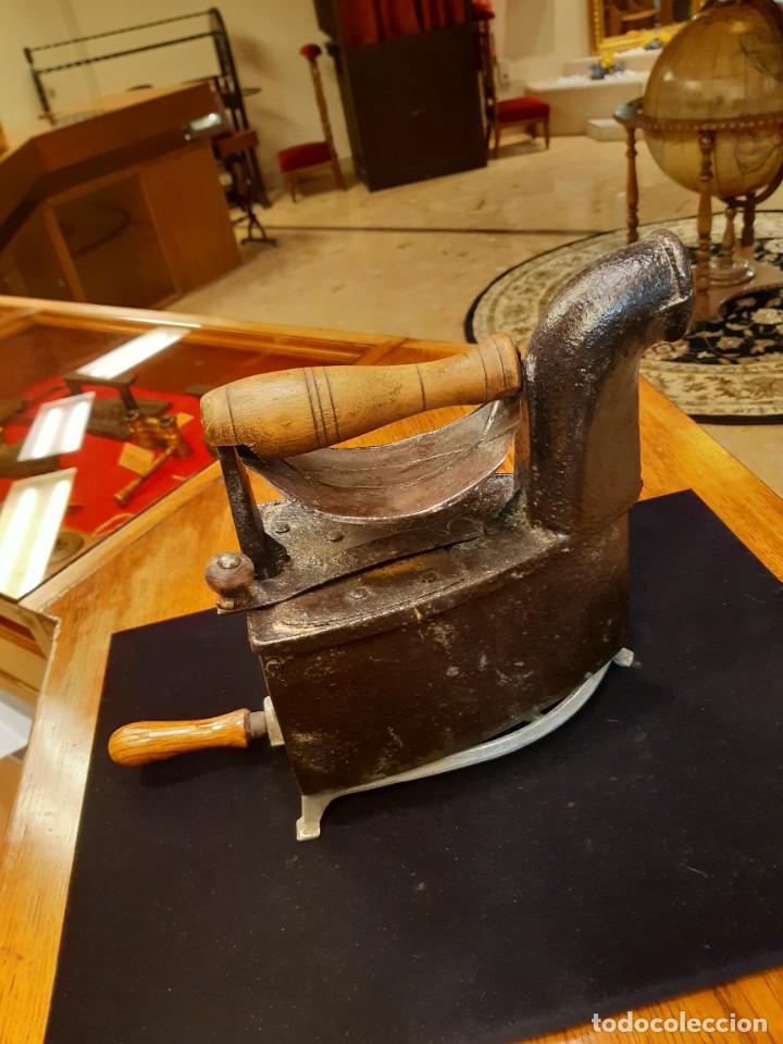 Antig&uuml;edades: PLANCHA DE CHIMENEA EN HIERRO DE CARBON - Foto 1