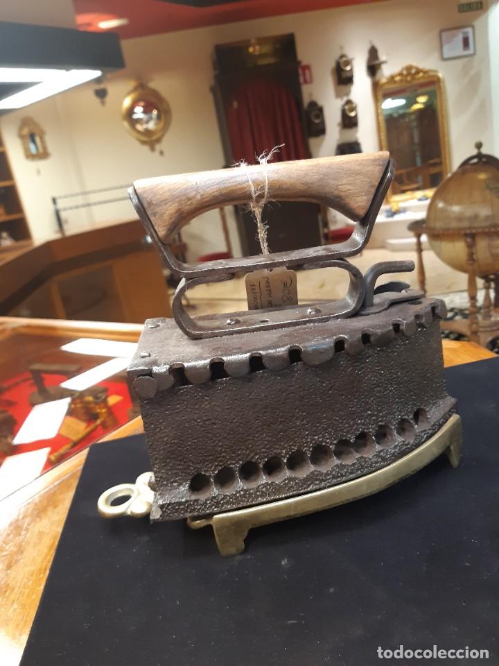 Antig&uuml;edades: PLANCHA EN HIERRO DE CARBON - Foto 1