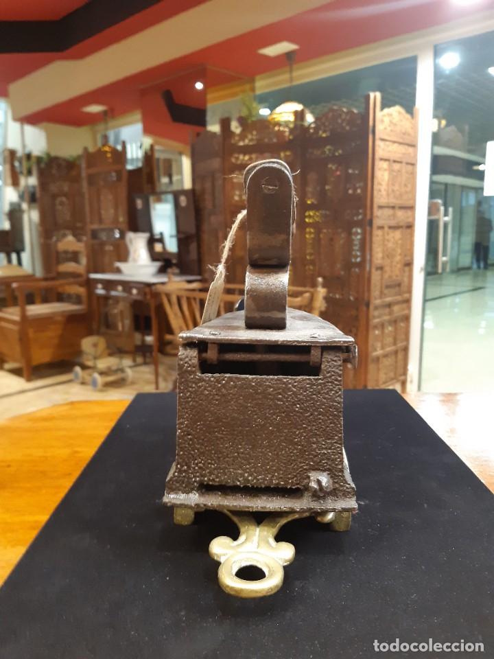 Antig&uuml;edades: PLANCHA EN HIERRO DE CARBON - Foto 2