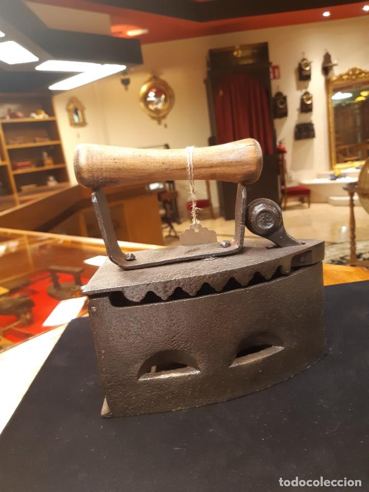 Antig&uuml;edades: PLANCHA EN HIERRO DE CARBON - Foto 1