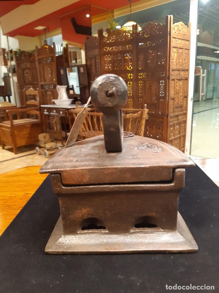 Antig&uuml;edades: PLANCHA EN HIERRO DE CARBON DE SASTRERIA - Foto 2