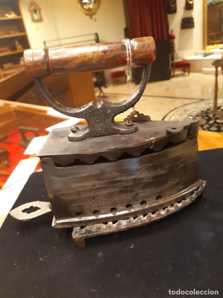 Antig&uuml;edades: PLANCHA EN HIERRO DE CARBON - Foto 1