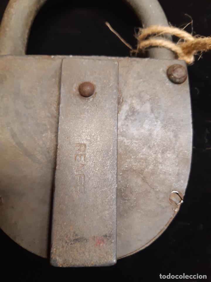 Antig&uuml;edades: CANDADO CON LLAVE DE GRANDES DIMENSIONES Y PESO - Foto 2