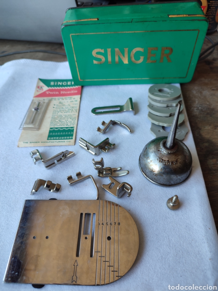 Antig&uuml;edades: Caja y 17 complementos Singer - Foto 1
