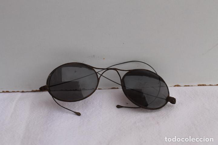 Antig&uuml;edades: GAFAS DE SOL CON SU FUNDA DECORADA - Foto 2