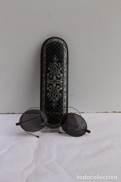Antig&uuml;edades: GAFAS DE SOL CON SU FUNDA DECORADA - Foto 1