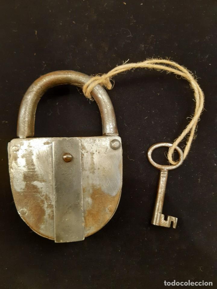 Antig&uuml;edades: CANDADO CON LLAVE DE GRANDES DIMENSIONES Y PESO - Foto 1