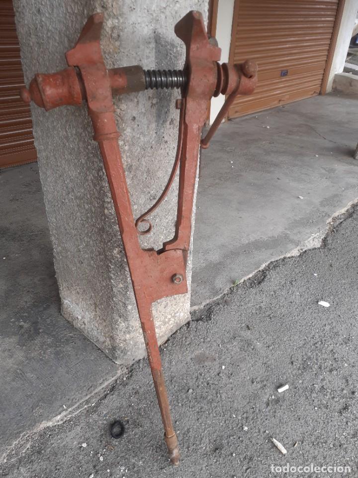 Antig&uuml;edades: Tornillo de herrero - Foto 3