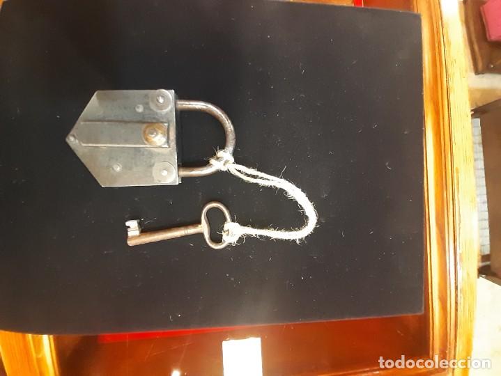 Antig&uuml;edades: CANDADO CON LLAVE DE GRANDES DIMENSIONES - Foto 1