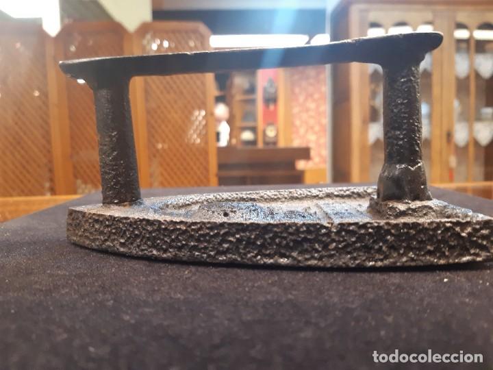 Antig&uuml;edades: PLANCHA EN HIERRO DE CARBON - Foto 1