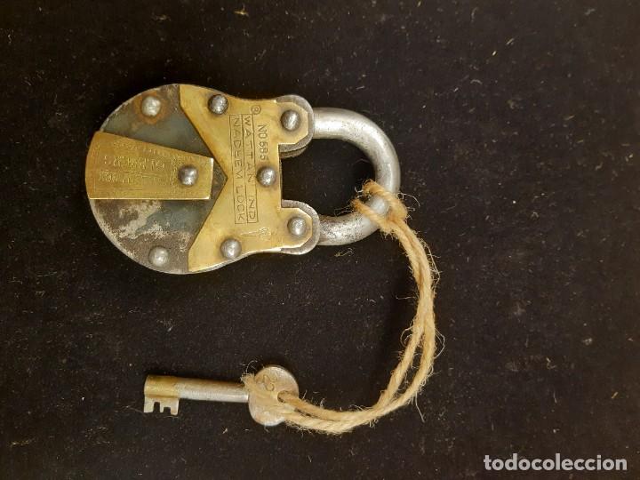 Antig&uuml;edades: CANDADO CON LLAVE DE GRANDES DIMENSIONES - Foto 1