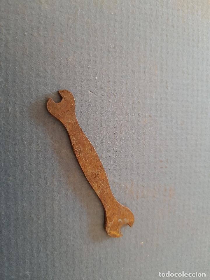Antig&uuml;edades: mini llave de tuera inglesa , terry&acute;s spanner , numeros ilegible , 5cm aprox - Foto 1
