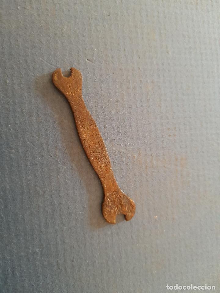 Antig&uuml;edades: mini llave de tuera inglesa , terry&acute;s spanner , numeros ilegible , 5cm aprox - Foto 2