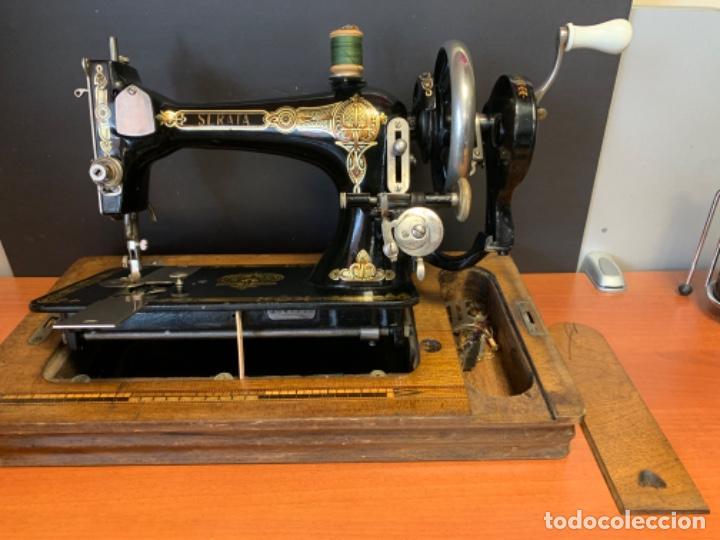 Antig&uuml;edades: M&aacute;quina de coser antigua - Foto 3