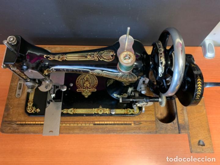 Antig&uuml;edades: M&aacute;quina de coser antigua - Foto 4
