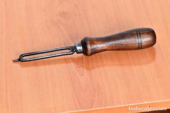 Antig&uuml;edades: HERRAMIENTA PARA EL CUERO DE 20 CM DE LARGO - Foto 2