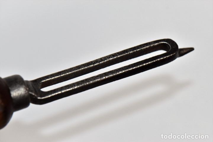 Antig&uuml;edades: HERRAMIENTA PARA EL CUERO DE 20 CM DE LARGO - Foto 3