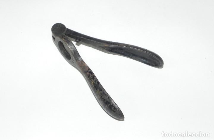 Antig&uuml;edades: ANTIGUO CASCANUECES EN FORJA, MIDE 11,5 CMS. - Foto 1