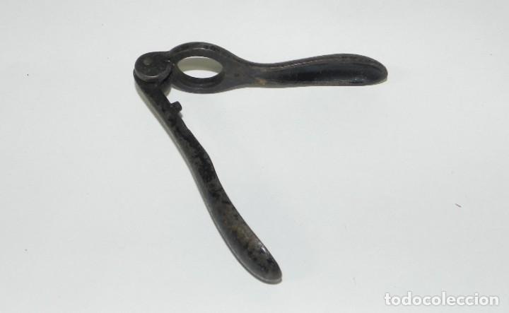 Antig&uuml;edades: ANTIGUO CASCANUECES EN FORJA, MIDE 11,5 CMS. - Foto 2
