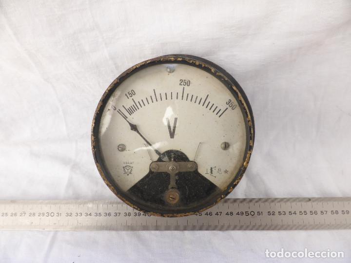 Antig&uuml;edades: VOLTIMETRO ANTIGUO DE PANEL DE 0 - 350V. CONSTRUIDO EN LAT&Oacute;N - Foto 1