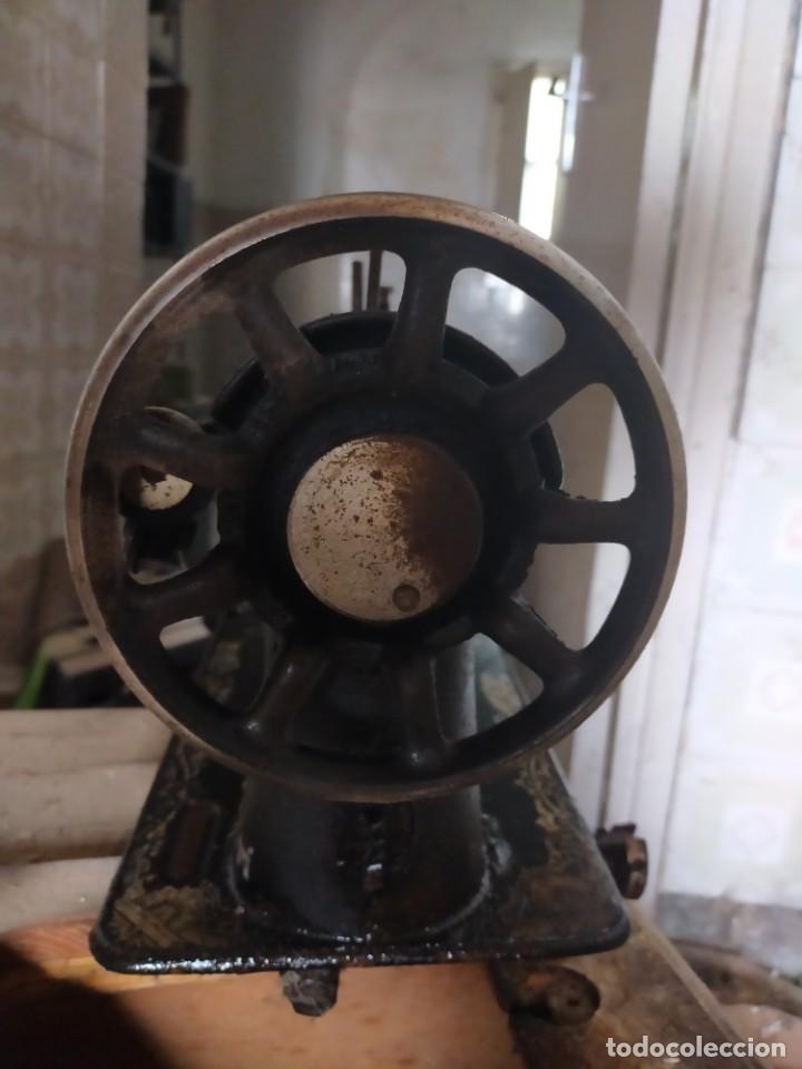 Antig&uuml;edades: Maquina de coser SINGER - Foto 2