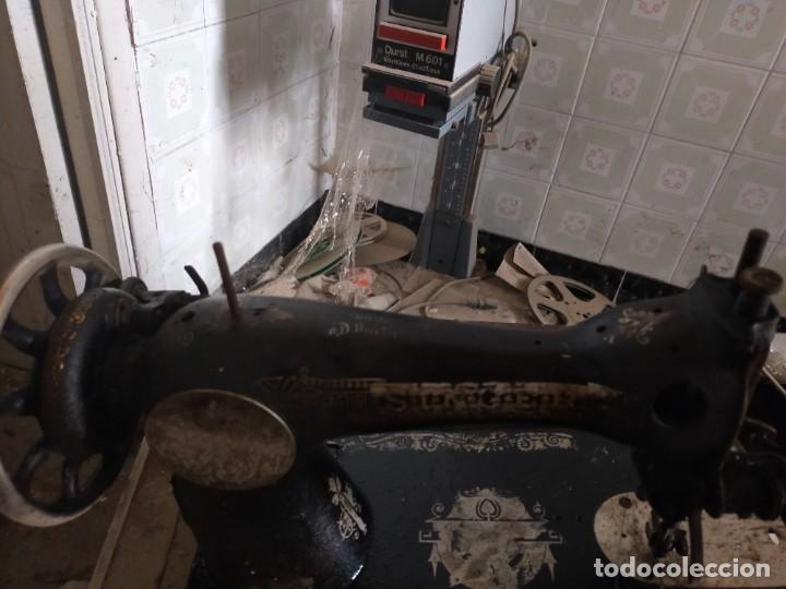 Antig&uuml;edades: Maquina de coser SINGER - Foto 3
