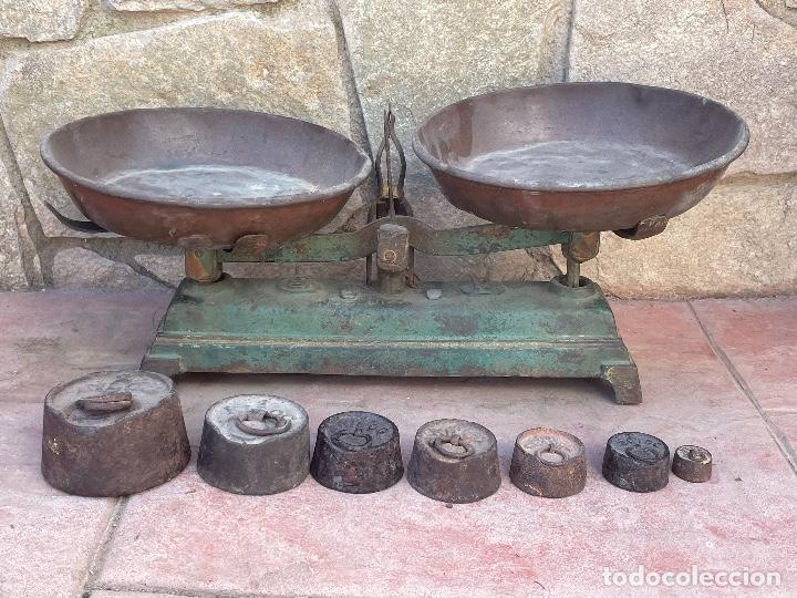 Antig&uuml;edades: Antigua b&aacute;scula balanza con 7 pesos - Foto 1