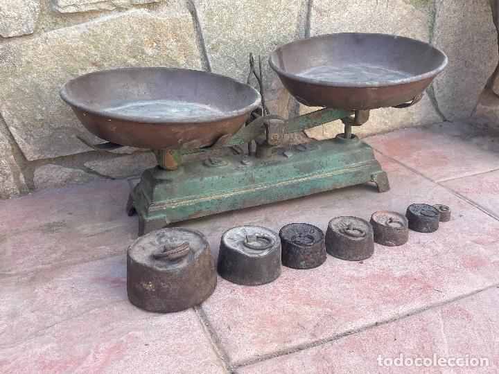 Antig&uuml;edades: Antigua b&aacute;scula balanza con 7 pesos - Foto 2